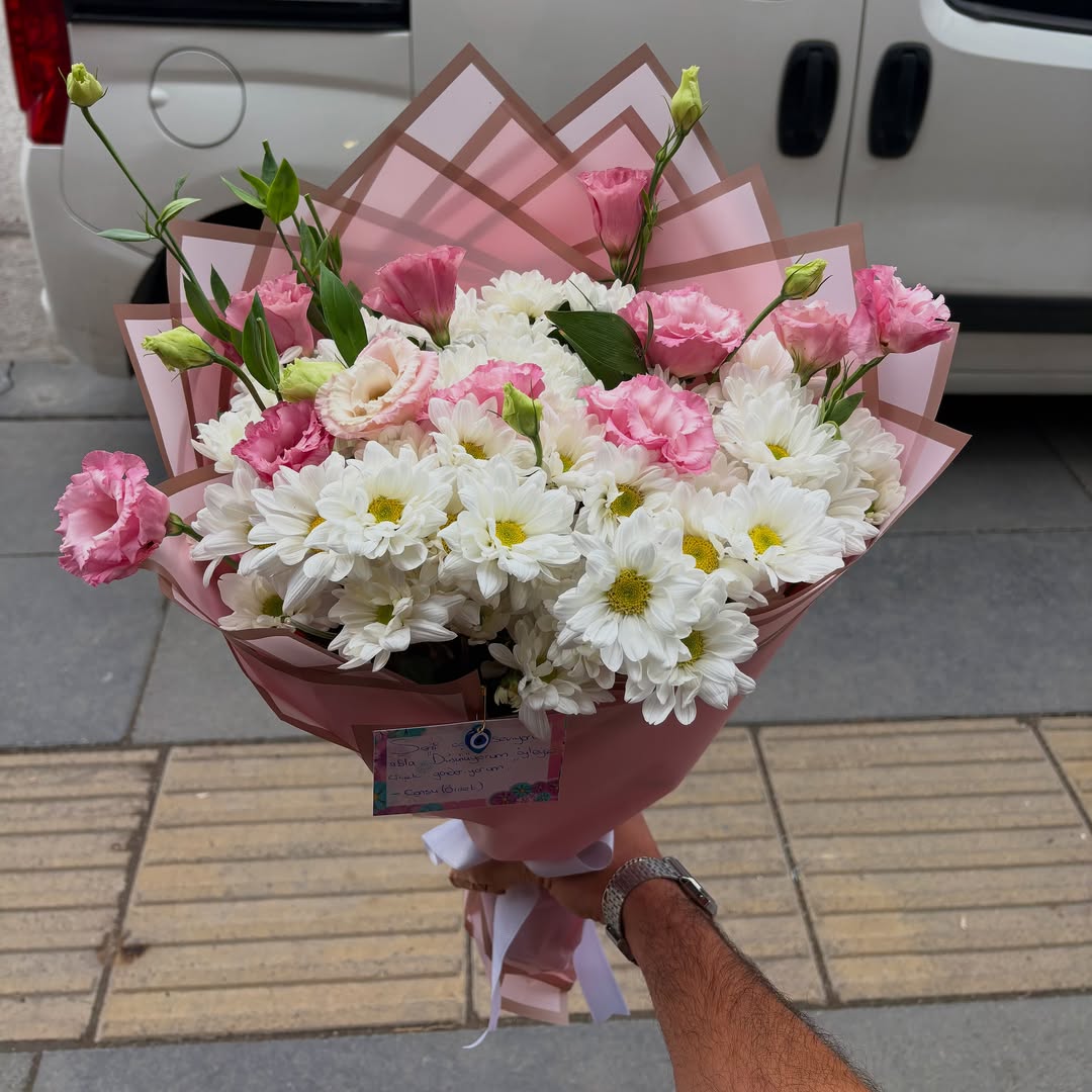 Erdem Çiçekçilik hesabından pembe ve beyaz çiçeklerden hazırlanmış buket